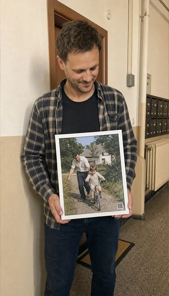 Muž drží zarámovanou fotografii z dětství