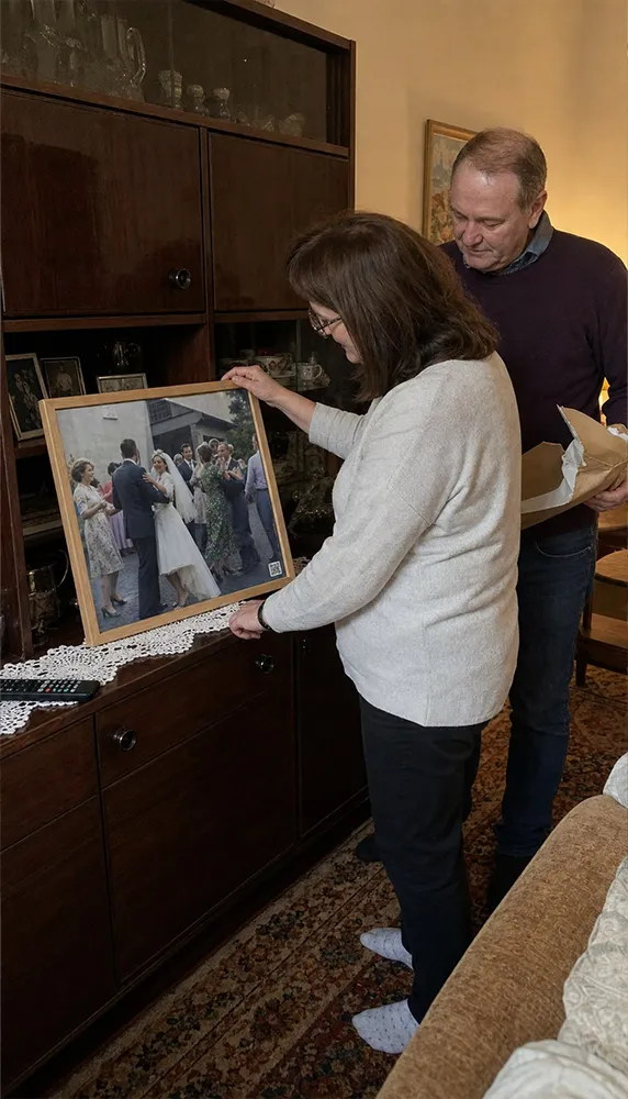 Pár drží zarámovanou svatební fotografii